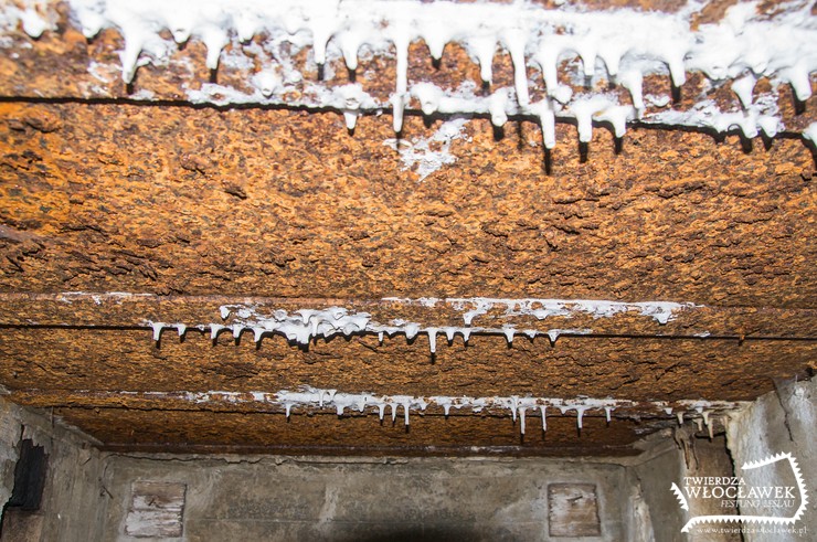 Blacha stropowa - wzmacniała strop i zapobiegała osypywaniu się kawałków betonu na załogę